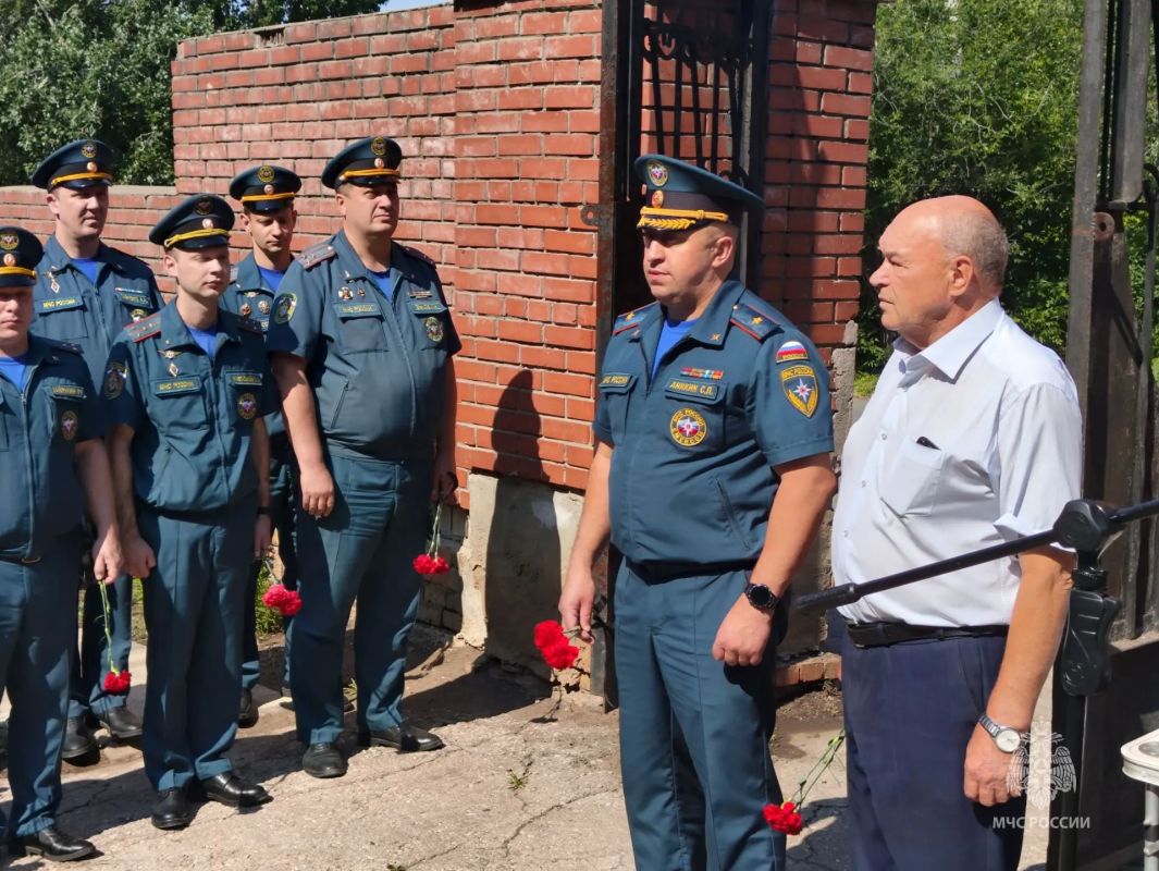 В Самаре почтили память пожарных, погибших 78 лет назад в катастрофе на Куйбышевской нефтебазе В Самаре почтили память пожарных, погибших 78 лет назад в катастрофе на Куйбышевской нефтебазе