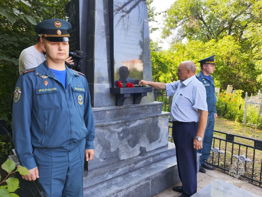 В Самаре почтили память пожарных, погибших 78 лет назад в катастрофе на Куйбышевской нефтебазе В Самаре почтили память пожарных, погибших 78 лет назад в катастрофе на Куйбышевской нефтебазе