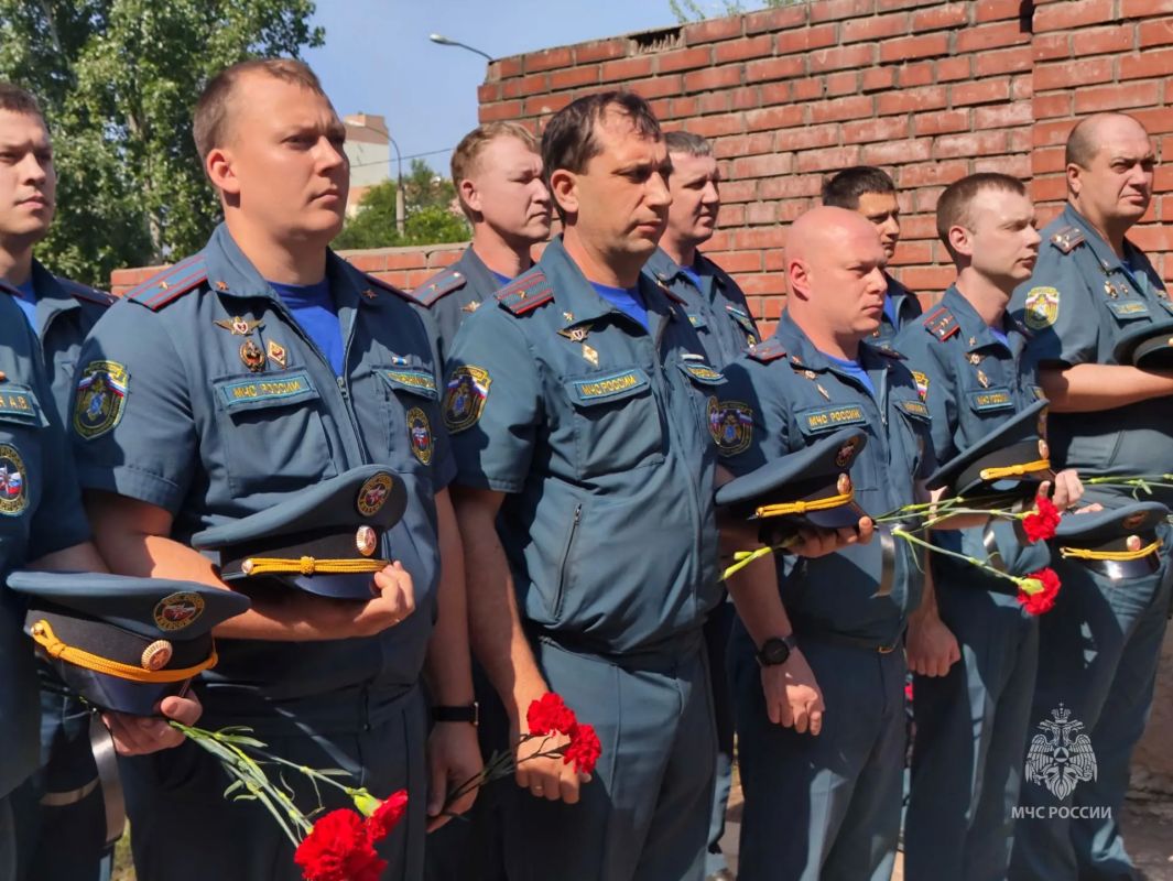 В Самаре почтили память пожарных, погибших 78 лет назад в катастрофе на Куйбышевской нефтебазе В Самаре почтили память пожарных, погибших 78 лет назад в катастрофе на Куйбышевской нефтебазе