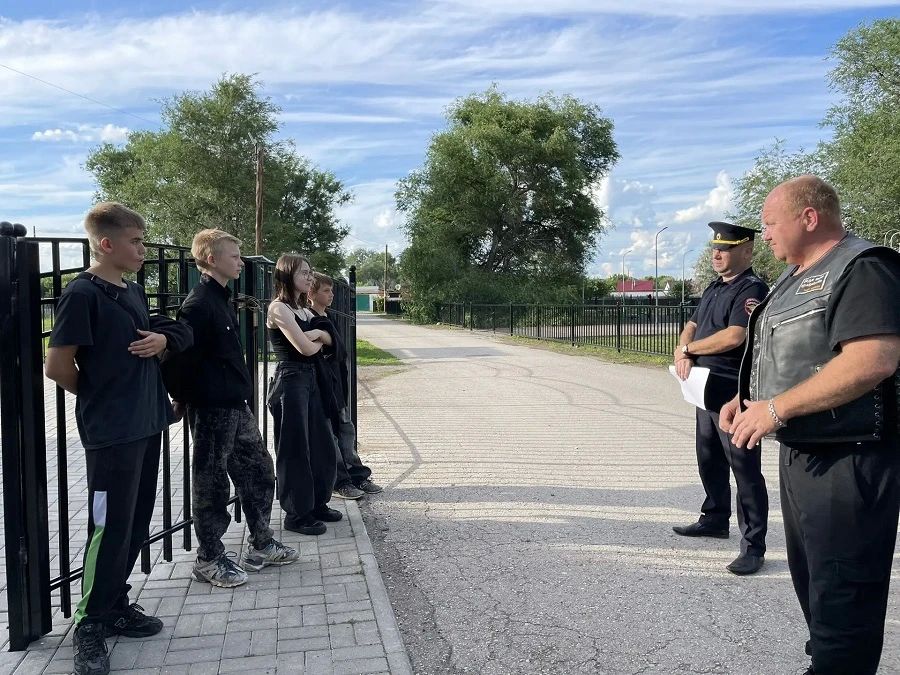 В Самарской области сотрудники Госавтоинспекции и представители мотосообщества напомнили несовершеннолетним правила безопасного поведения на дороге В Самарской области сотрудники Госавтоинспекции и представители мотосообщества напомнили несовершеннолетним правила безопасного поведения на дороге