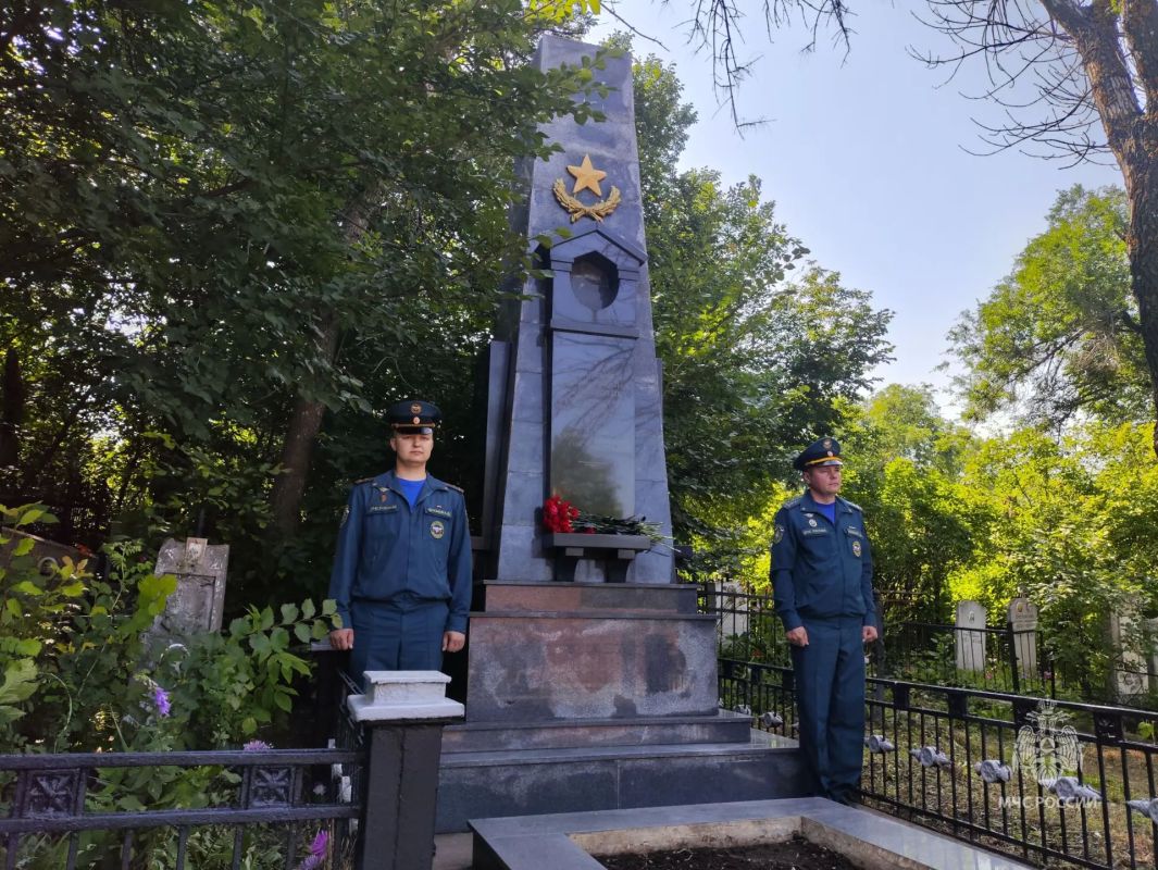 В Самаре почтили память пожарных, погибших 78 лет назад в катастрофе на Куйбышевской нефтебазе В Самаре почтили память пожарных, погибших 78 лет назад в катастрофе на Куйбышевской нефтебазе