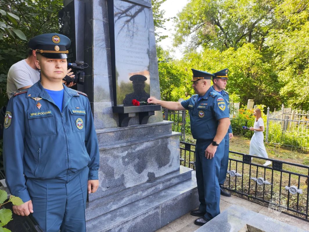 В Самаре почтили память пожарных, погибших 78 лет назад в катастрофе на Куйбышевской нефтебазе В Самаре почтили память пожарных, погибших 78 лет назад в катастрофе на Куйбышевской нефтебазе