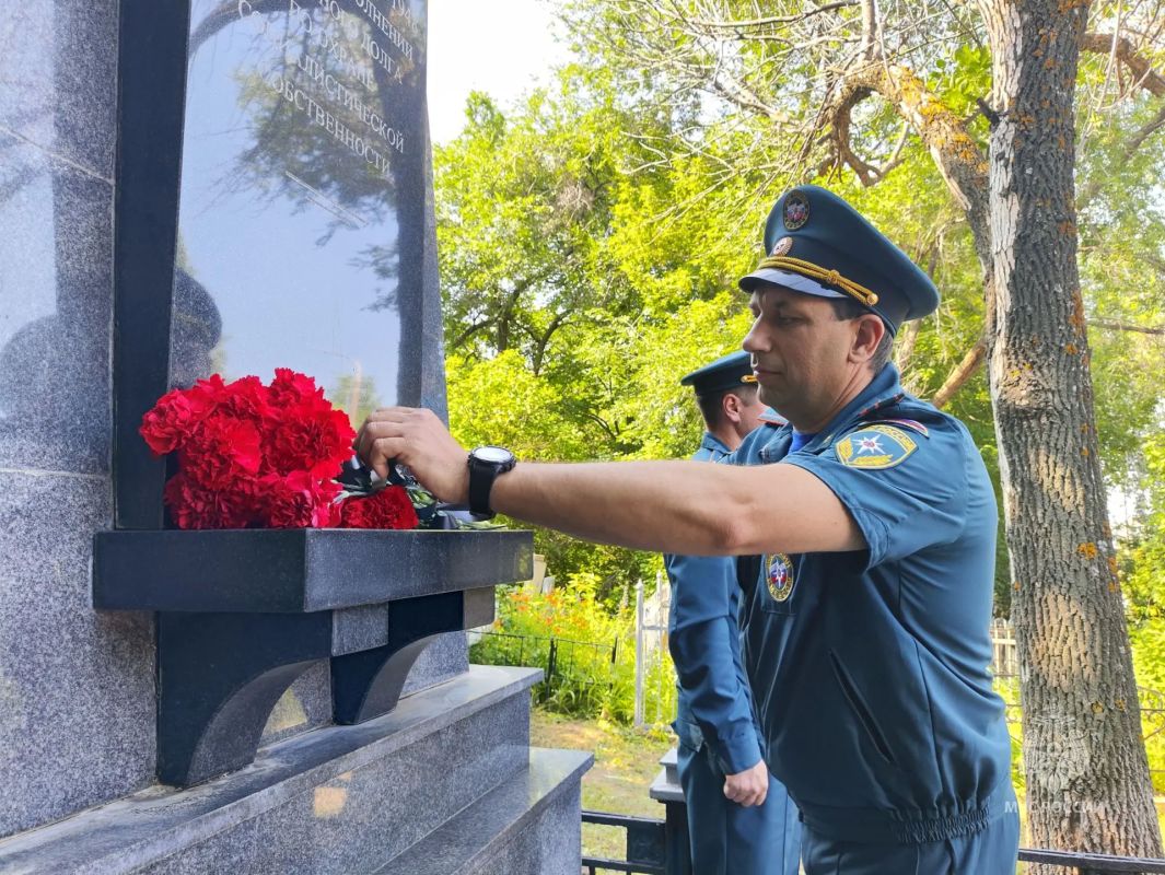 В Самаре почтили память пожарных, погибших 78 лет назад в катастрофе на Куйбышевской нефтебазе В Самаре почтили память пожарных, погибших 78 лет назад в катастрофе на Куйбышевской нефтебазе