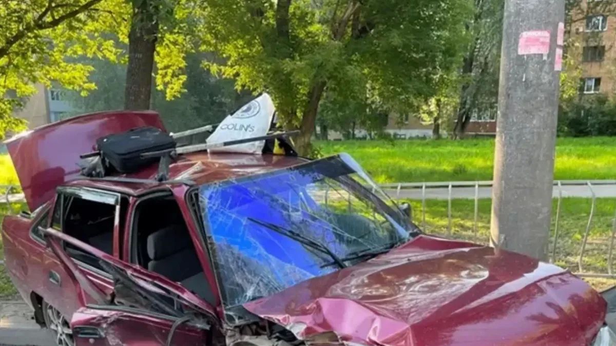 Мужчина об столб смял как фольгу свою Daewoo Nexia в Самаре Мужчина об столб смял как фольгу свою Daewoo Nexia в Самаре
