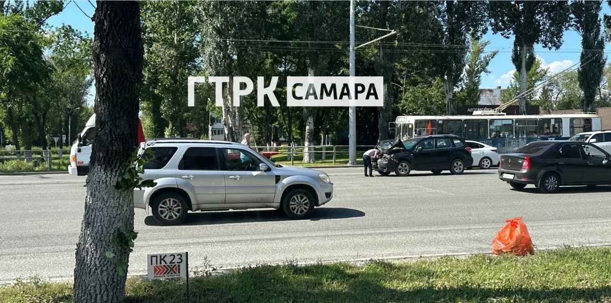 В Самаре на пересечении Московского шоссе с улицей Революционной, рядом с автозаправкой произошло ДТП В Самаре на пересечении Московского шоссе с улицей Революционной, рядом с автозаправкой произошло ДТП