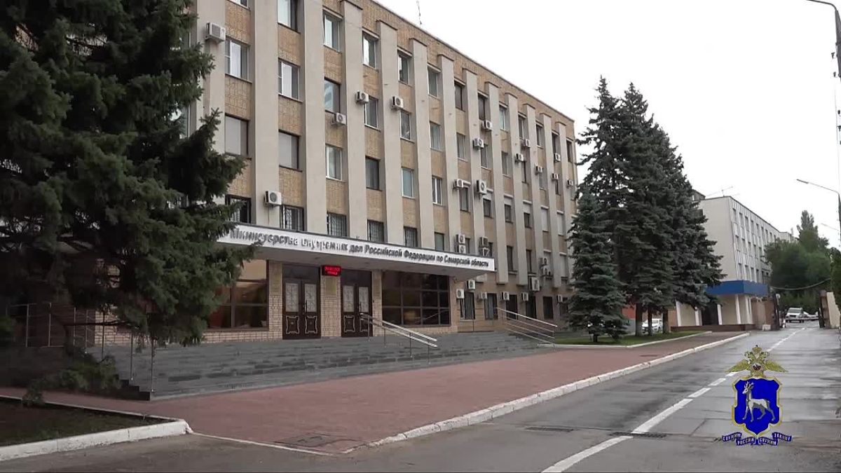 В преддверии Дня семьи, любви и верности, в областном главке и территориальных органах внутренних дел сотрудниками подразделений по работе с личным составом организовано открытие фотовыставок, посвященных семьям полицейских