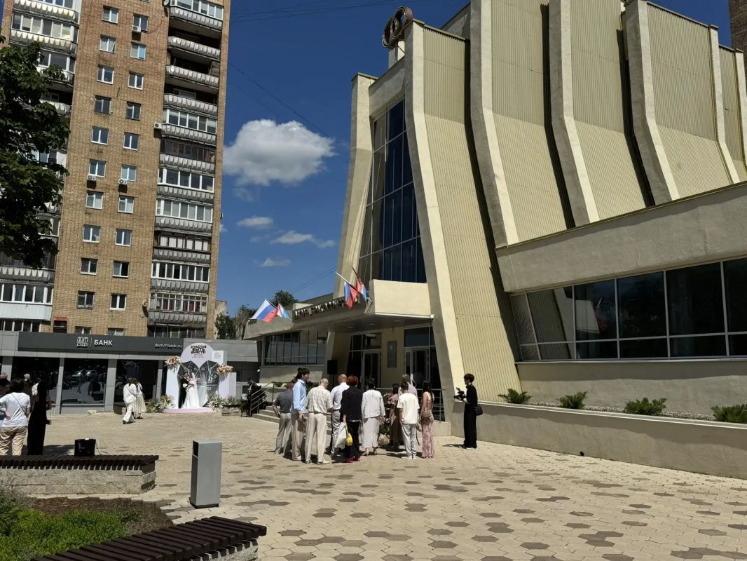 Сегодня, в День семьи, любви и верности, в самарском Дворце бракосочетания «Теремок» на улице Молодогвардейской особенно многолюдно Сегодня, в День семьи, любви и верности, в самарском Дворце бракосочетания «Теремок» на улице Молодогвардейской особенно многолюдно