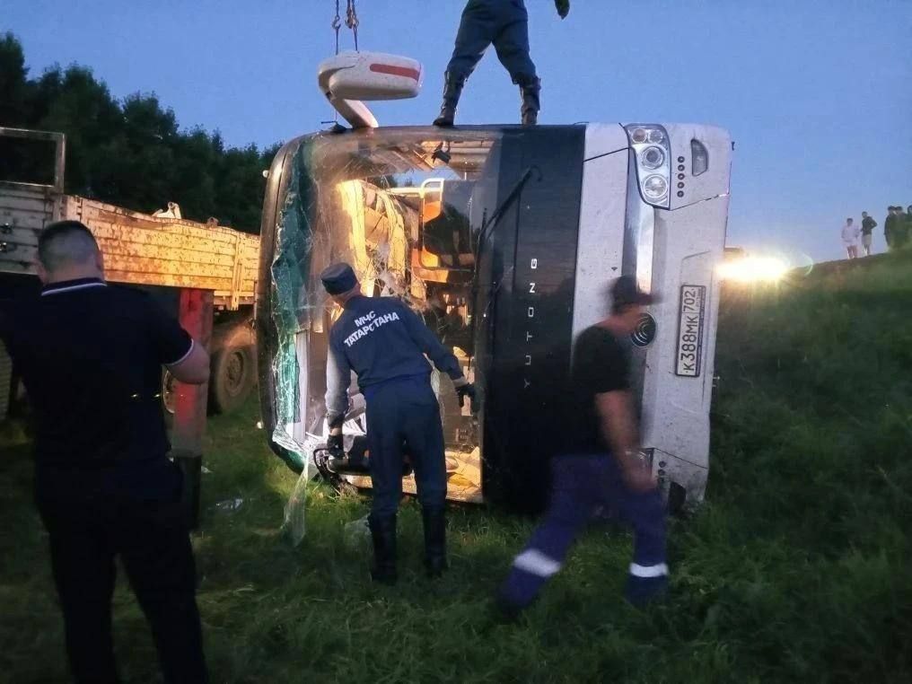 Авария с участием междугороднего автобуса в Татарстане; пострадали 15 человек Авария с участием междугороднего автобуса в Татарстане; пострадали 15 человек