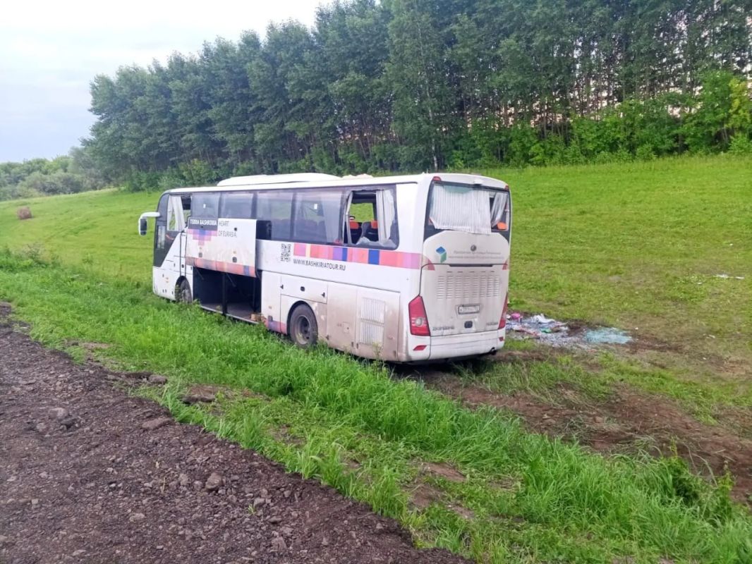 В Татарстане перевернулся междугородний пассажирский автобус В Татарстане перевернулся междугородний пассажирский автобус