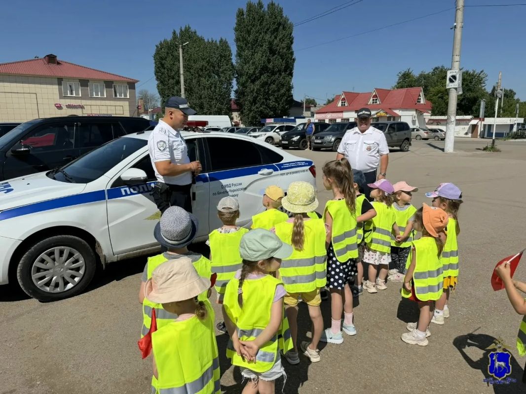 Полицейские Самарской области и общественники провели для дошкольников урок дорожной безопасности Полицейские Самарской области и общественники провели для дошкольников урок дорожной безопасности