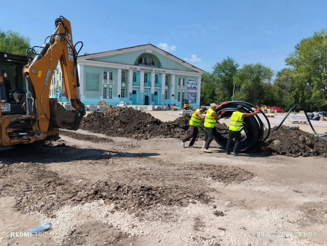Работы по благоустройству территории у ДК им. Горького в Чапаевске продолжаются Работы по благоустройству территории у ДК им. Горького в Чапаевске продолжаются