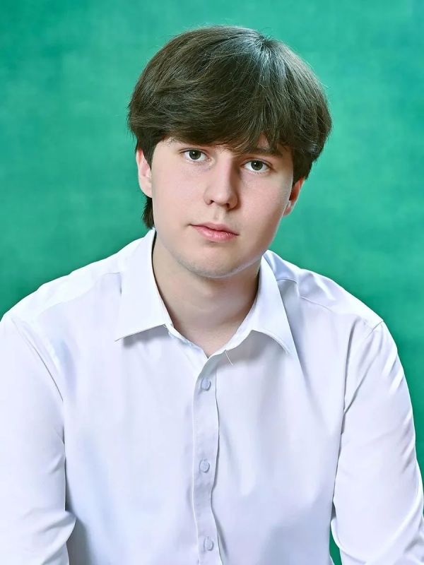 Выпускник школы №5 образовательного центра «Лидер» г. Кинель Глеб Шапошников набрал 100 баллов на ЕГЭ по физике