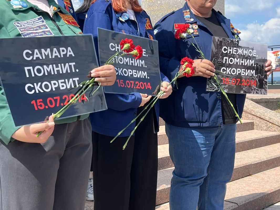 Молодежь Самары возлагает цветы к стихийному мемориалу в годовщину авиаудара по подшефному Снежному Молодежь Самары возлагает цветы к стихийному мемориалу в годовщину авиаудара по подшефному Снежному