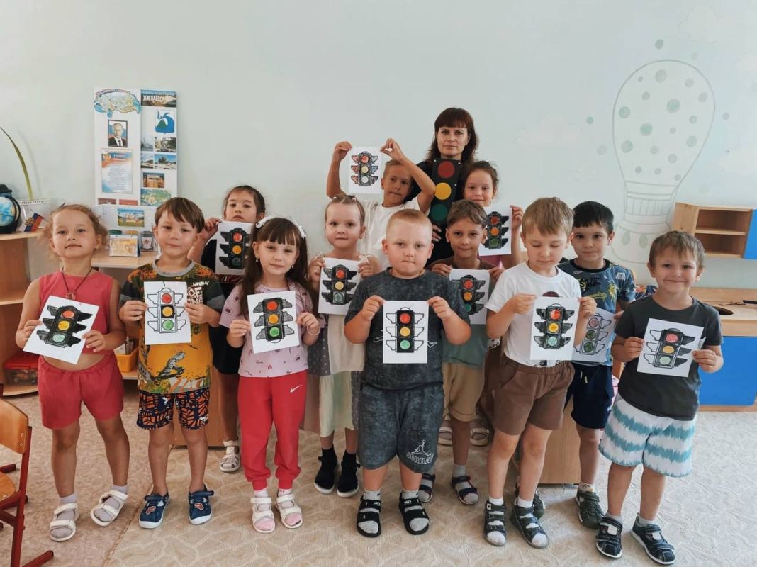 В Жигулёвске сотрудники Госавтоинспекции в игровой форме повторили ПДД с малышами В Жигулёвске сотрудники Госавтоинспекции в игровой форме повторили ПДД с малышами