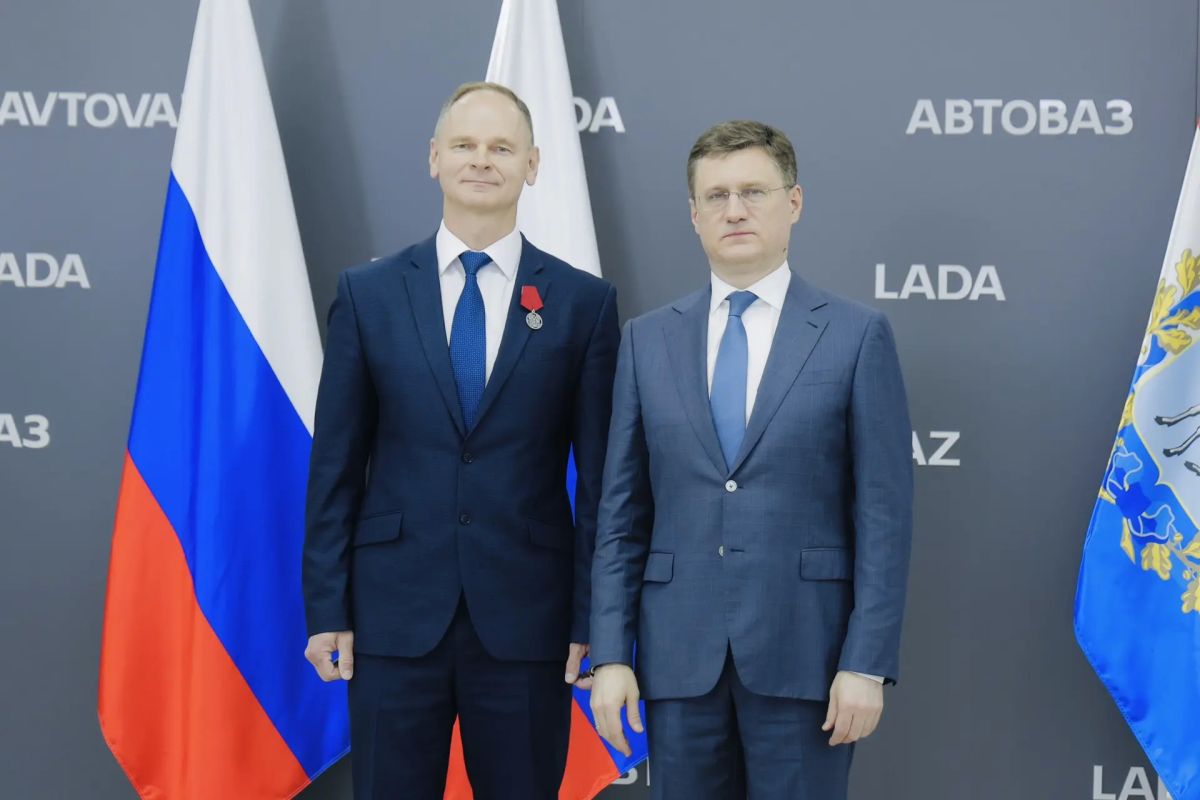 Вячеслав Федорищев: Вместе с заместителем Председателя Правительства РФ Александром Валентиновичем Новаком поздравили многотысячный коллектив АВТОВАЗа с приближающейся знаменательной датой - 60-летием со дня основания завода Вячеслав Федорищев: Вместе с заместителем Председателя Правительства РФ Александром Валентиновичем Новаком поздравили многотысячный коллектив АВТОВАЗа с приближающейся знаменательной датой - 60-летием со дня основания завода