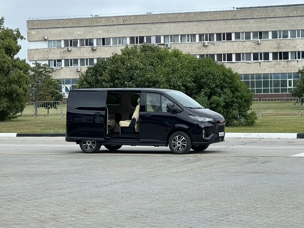 Экспозицию коммерческого и специализированного транспорта представляет лично президент АВТОВАЗа Максим Соколов Экспозицию коммерческого и специализированного транспорта представляет лично президент АВТОВАЗа Максим Соколов