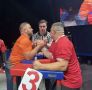 Упорная борьба разворачивается среди участников в состязании по армрестлингу