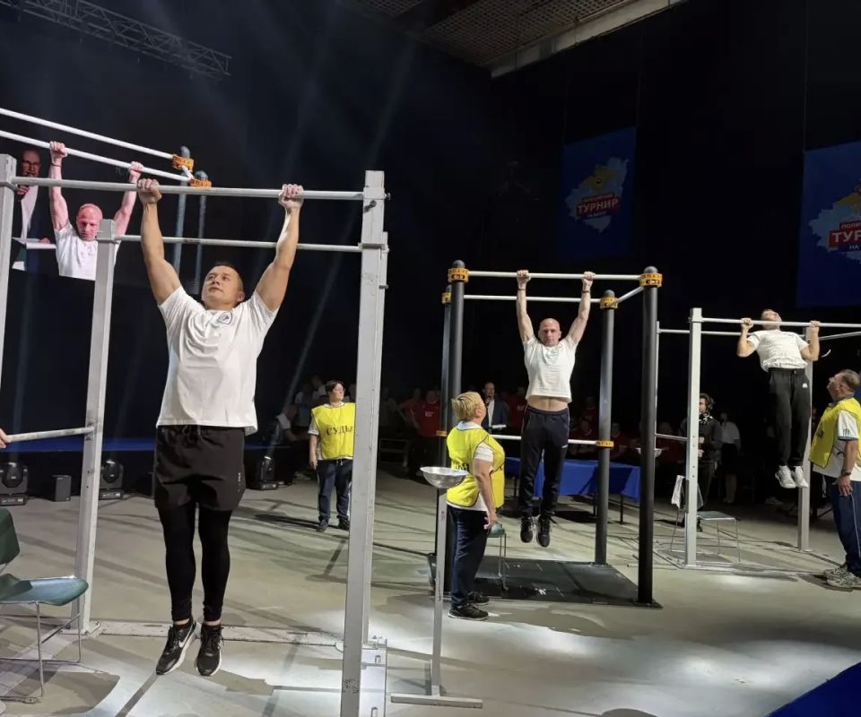 Все выше, и выше, и выше! Наши спортсмены выкладываются в полную силу, подтягиваясь на перекладине и показывая свои спортивные навыки!