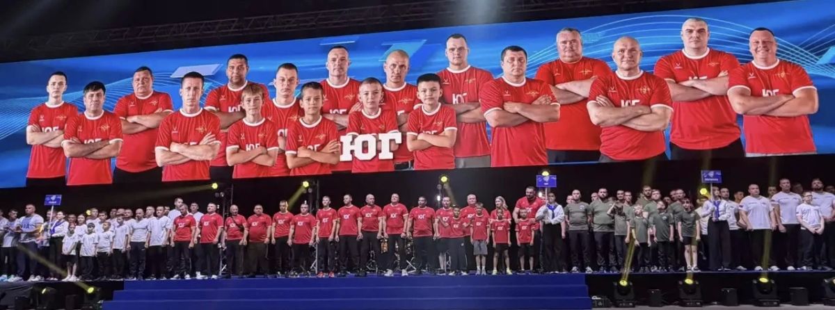 И вот перед заполненными трибунами появляется команда «Юг»!