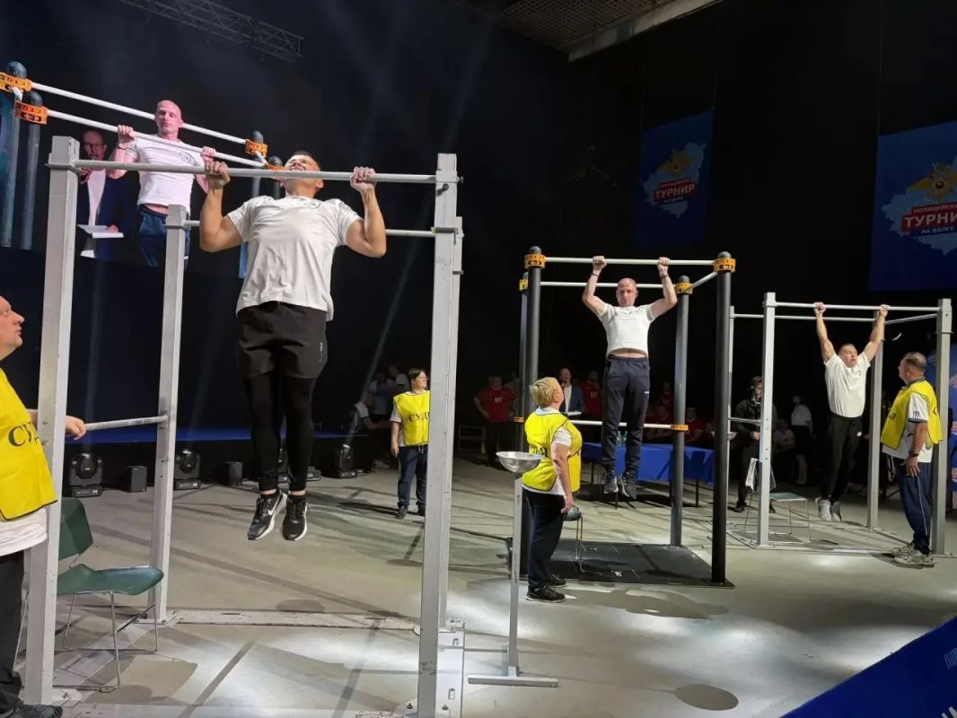 Все выше, и выше, и выше! Наши спортсмены выкладываются в полную силу, подтягиваясь на перекладине и показывая свои спортивные навыки! Все выше, и выше, и выше! Наши спортсмены выкладываются в полную силу, подтягиваясь на перекладине и показывая свои спортивные навыки!