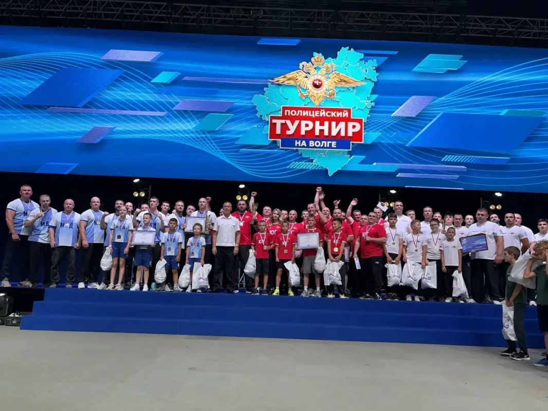Барабанная дробь и, ура! Победители Турнира определены! И это команда ЮГ! Спасибо всем болельщикам, кто яро поддерживал любимую команду на трибунах и вдали от них