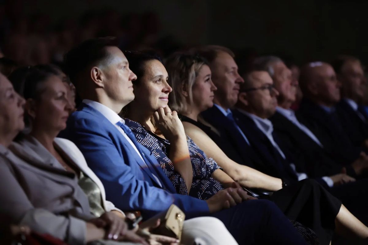 Вячеслав Федорищев: С Полномочным представителем Президента России в ПФО Игорем Анатольевичем Комаровым вручили награды сотрудникам АВТОВАЗа Вячеслав Федорищев: С Полномочным представителем Президента России в ПФО Игорем Анатольевичем Комаровым вручили награды сотрудникам АВТОВАЗа