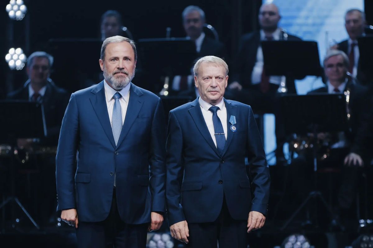 Вячеслав Федорищев: С Полномочным представителем Президента России в ПФО Игорем Анатольевичем Комаровым вручили награды сотрудникам АВТОВАЗа Вячеслав Федорищев: С Полномочным представителем Президента России в ПФО Игорем Анатольевичем Комаровым вручили награды сотрудникам АВТОВАЗа