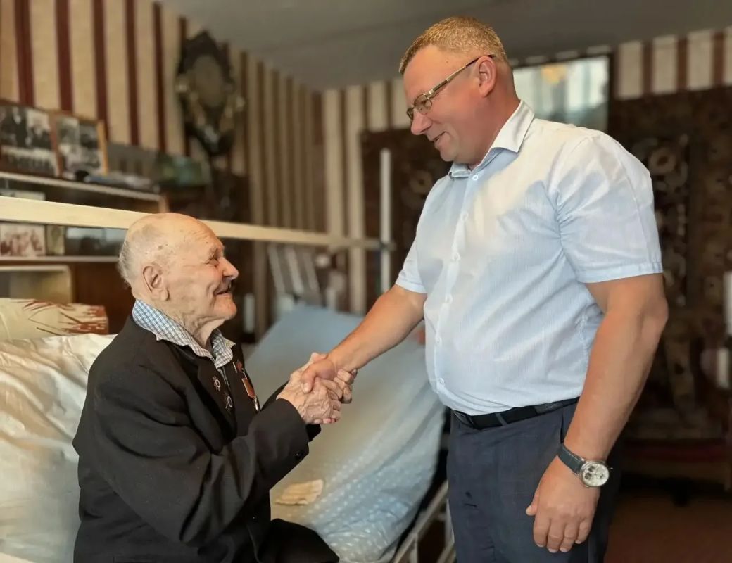 Сегодня свой 100-летний юбилей отмечает участник Великой Отечественной войны Илья Никандрович Филиппов Сегодня свой 100-летний юбилей отмечает участник Великой Отечественной войны Илья Никандрович Филиппов