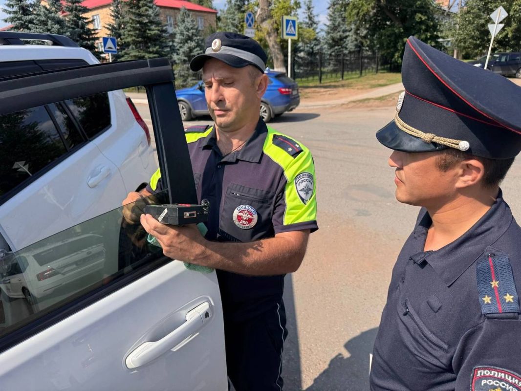 В Волжском, Борском, Богатовском и Клявлинском районах также проходят рейдовые мероприятия, направленные на выявление автомобилей с незаконной тонировкой В Волжском, Борском, Богатовском и Клявлинском районах также проходят рейдовые мероприятия, направленные на выявление автомобилей с незаконной тонировкой