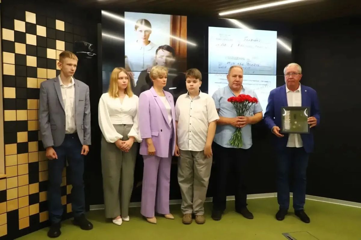 В Самаре родным погибшего красноармейца вручили его солдатский медальон В Самаре родным погибшего красноармейца вручили его солдатский медальон
