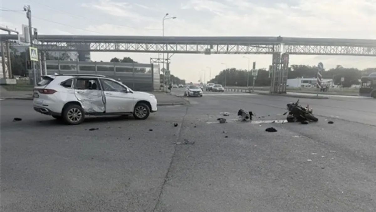 Под Самарой водитель мотоцикла BMW и его пассажирка пострадали в столкновении с Haval M6 Под Самарой водитель мотоцикла BMW и его пассажирка пострадали в столкновении с Haval M6
