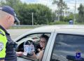 На дорогах Новокуйбышевска сотрудники полиции проводят акции, в рамках которых вручают участникам дорожного движения бутилированную воду и напоминают водителям о безопасности в пути