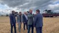 Губернатор вручил министру Алексею Попову значок крыльев, который является одним из новых символов