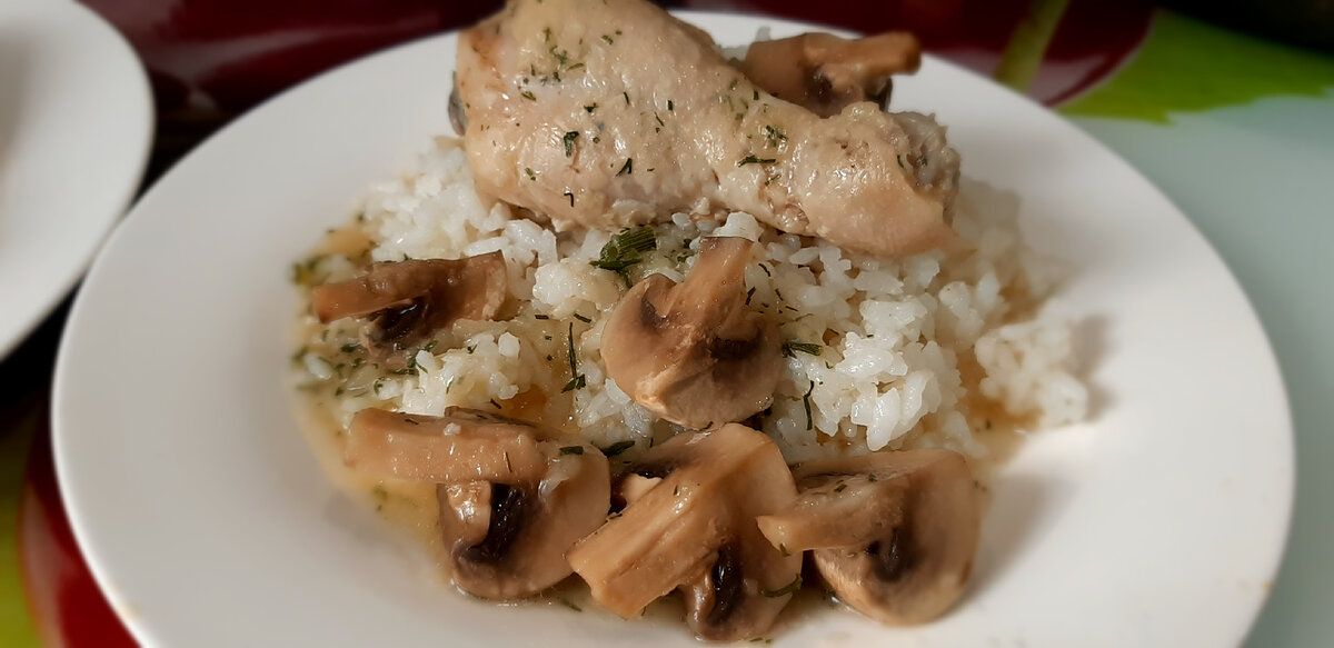 Тушёный цыплёнок с шампиньонами и ароматным рисом