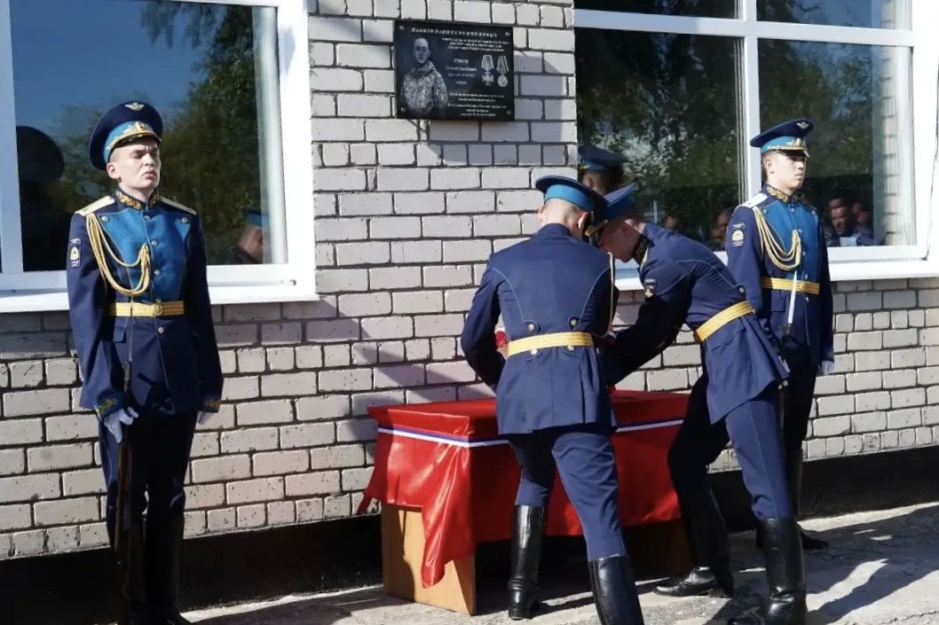 В Сызрани на территории городской аварийно-спасательной службы открыли памятную табличку герою-спасателю Евгению Крикову
