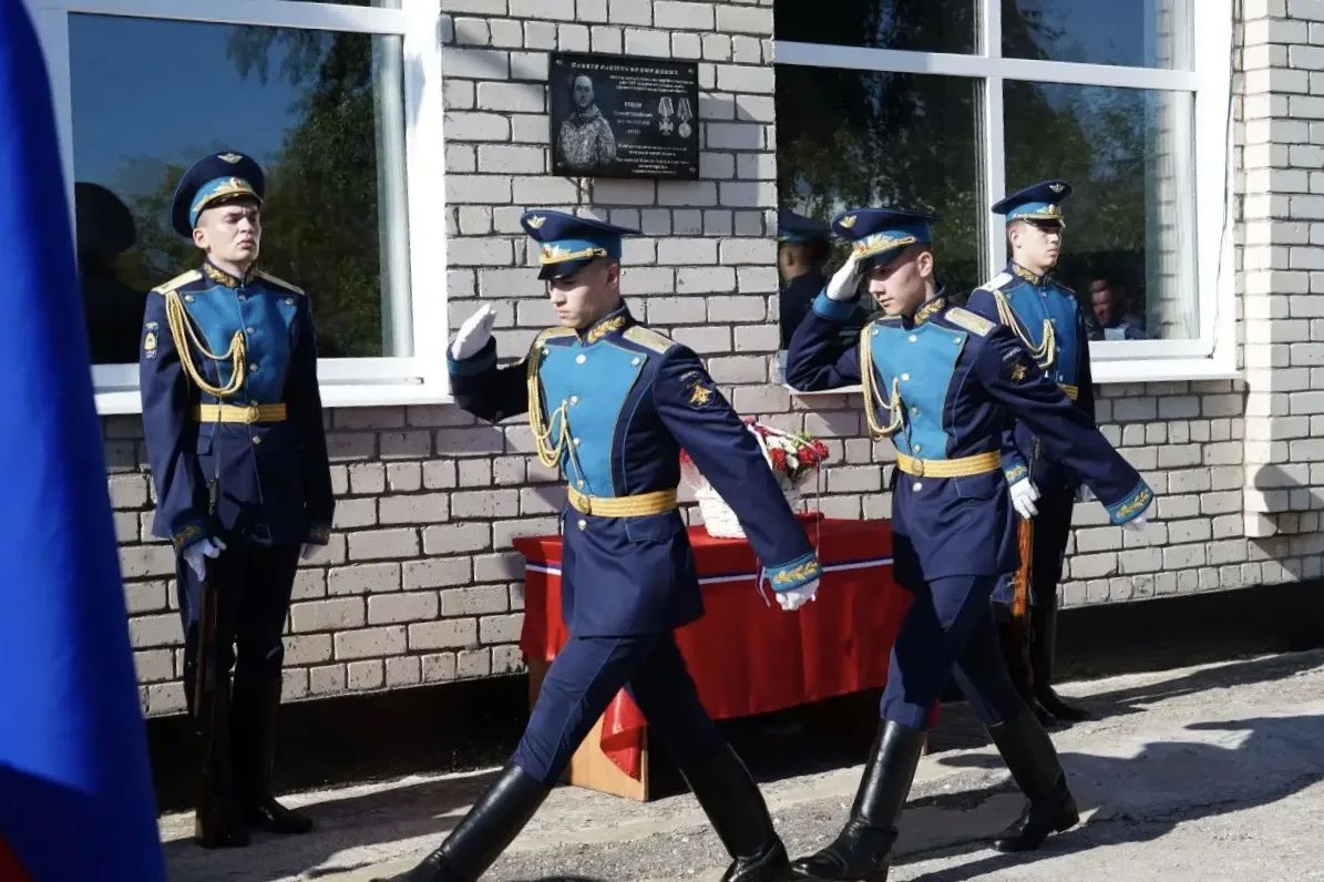В Сызрани на территории городской аварийно-спасательной службы открыли памятную табличку герою-спасателю Евгению Крикову В Сызрани на территории городской аварийно-спасательной службы открыли памятную табличку герою-спасателю Евгению Крикову