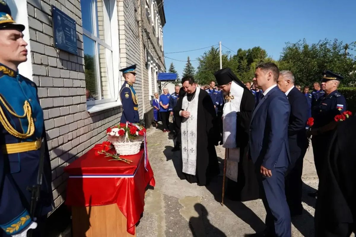 В Сызрани на территории городской аварийно-спасательной службы открыли памятную табличку герою-спасателю Евгению Крикову В Сызрани на территории городской аварийно-спасательной службы открыли памятную табличку герою-спасателю Евгению Крикову