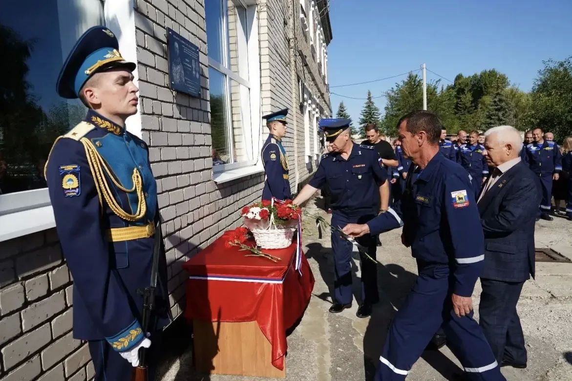 В Сызрани на территории городской аварийно-спасательной службы открыли памятную табличку герою-спасателю Евгению Крикову В Сызрани на территории городской аварийно-спасательной службы открыли памятную табличку герою-спасателю Евгению Крикову