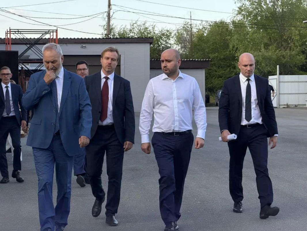 Губернатор Вячеслав Федорищев посетил научно-внедренческую фирму «Сенсоры, Модули, Системы» в Чапаевске, где ему продемонстрировали современную робототехнику и производственную линию Губернатор Вячеслав Федорищев посетил научно-внедренческую фирму «Сенсоры, Модули, Системы» в Чапаевске, где ему продемонстрировали современную робототехнику и производственную линию