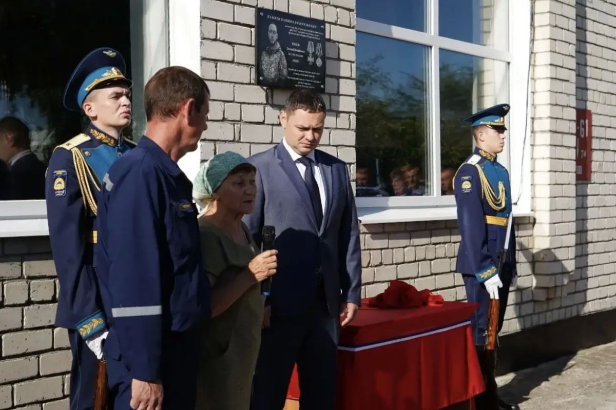 В Сызрани на территории городской аварийно-спасательной службы открыли памятную табличку герою-спасателю Евгению Крикову В Сызрани на территории городской аварийно-спасательной службы открыли памятную табличку герою-спасателю Евгению Крикову