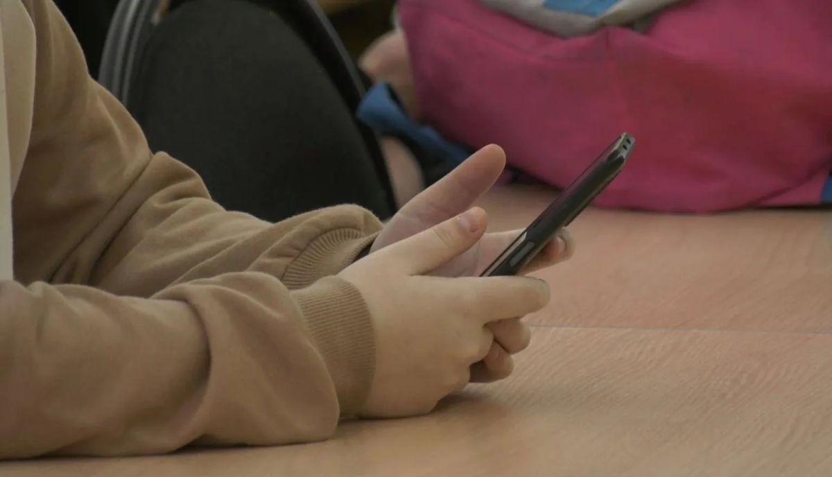 С 1 сентября в школах запретят пользоваться телефонами на уроках