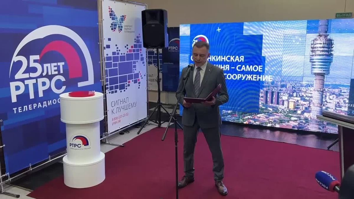 Поздравительный адрес полномочного представителя Президента Российской Федерации в Приволжском федеральном округе Игоря Комарова зачитал главный федеральный инспектор по Самарской области аппарата полномочного представителя...
