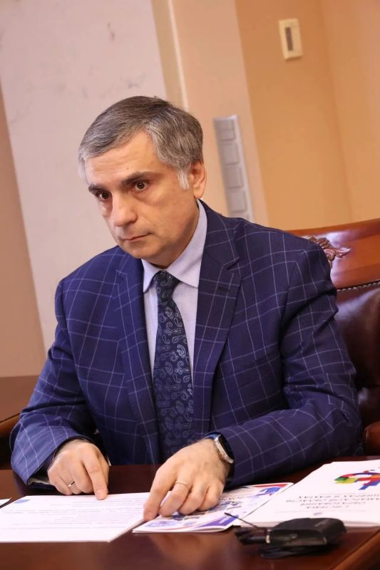 Вячеслав Федорищев провел встречу с Министром образования Самарской области Виктором Акопьяном Вячеслав Федорищев провел встречу с Министром образования Самарской области Виктором Акопьяном