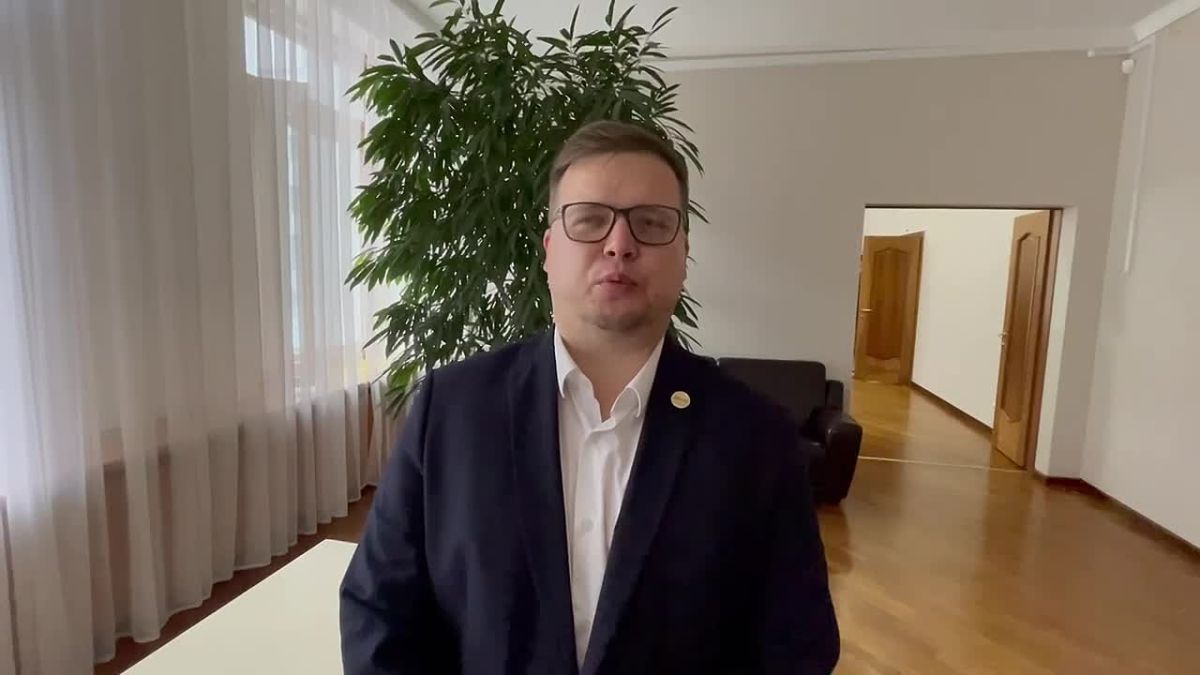 Ведущий специалист центра занятости, участник специальной военной операции, кавалер Ордена Мужества, выпускник второго потока «Школы героев» Максим Баранович рассказал, почему формат «равный-равному» важен для участников СВО