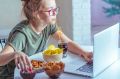 Любителям есть за компьютером грозит заражение стафилококком и кишечной палочкой