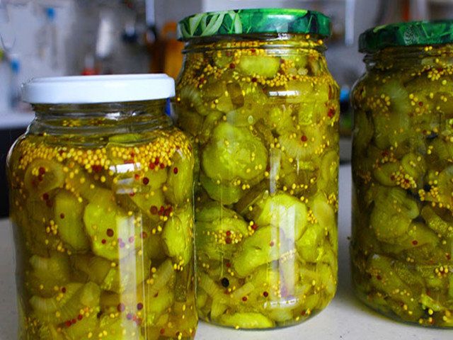 Невероятно вкусные маринованные огурцы ломтиками на зиму: простой рецепт