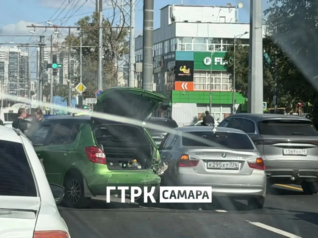 ДТП на перекрестке Московского шоссе и Революционной: движение затруднено ДТП на перекрестке Московского шоссе и Революционной: движение затруднено