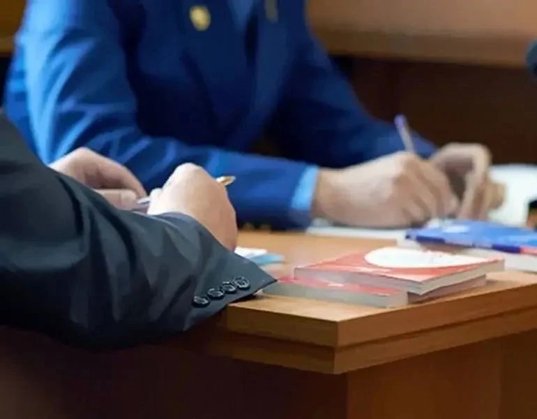 На личный прием к заместителю прокурора области Дмитрию Цымлову обратилась жительница Красноярского района с заявлением об обустройстве тротуара между улицами Мира и Советской пгт Новосемейкино