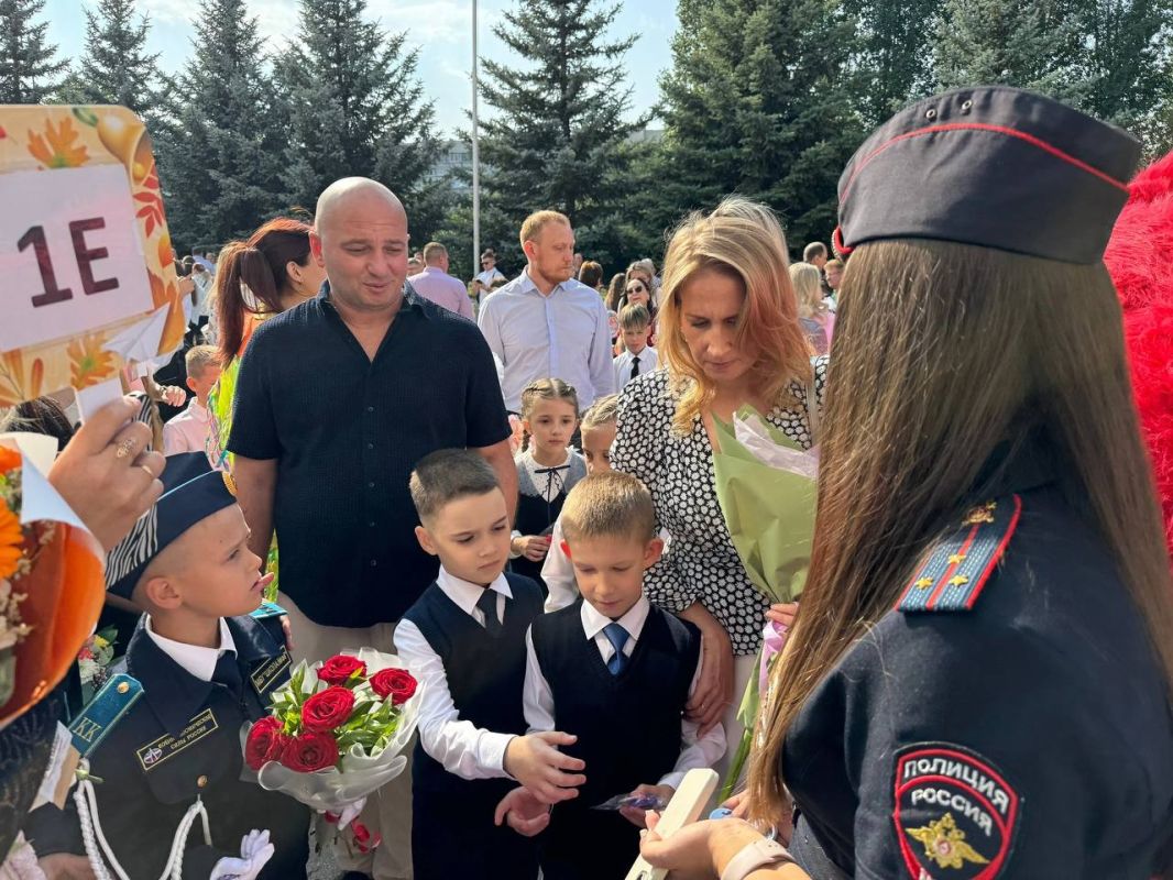 1 сентября сотрудники #ГосавтоинспекцииТольятти приняли участие в школьных линейках и напомнили детям о правилах безопасного поведения на дороге 1 сентября сотрудники #ГосавтоинспекцииТольятти приняли участие в школьных линейках и напомнили детям о правилах безопасного поведения на дороге