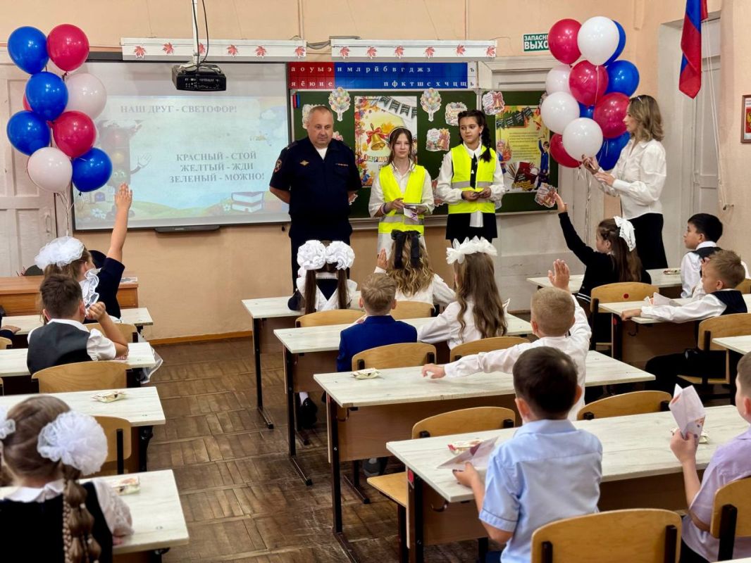 С Днём знаний! Сегодня, 1 сентября, по всей стране прозвенели первые звонки С Днём знаний! Сегодня, 1 сентября, по всей стране прозвенели первые звонки